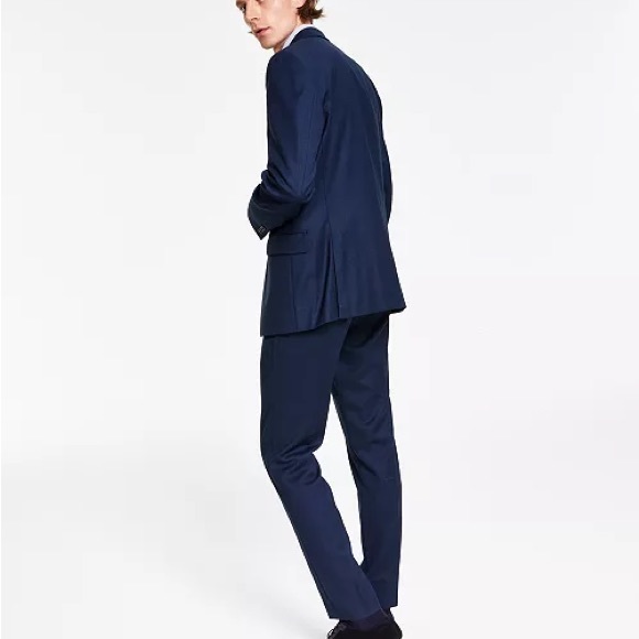 Slim fit and sleek sharkskin fabric of this Blue Birdseye suit from CK,100% Wool - Picture 2 of 8
